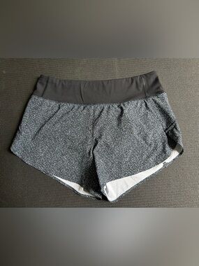 Athleta Run With It 3.5” Short in “black static” size small